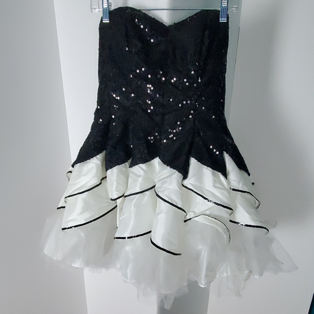 Poofy Scalloped Sequin Cocktail Sleeveless Dress